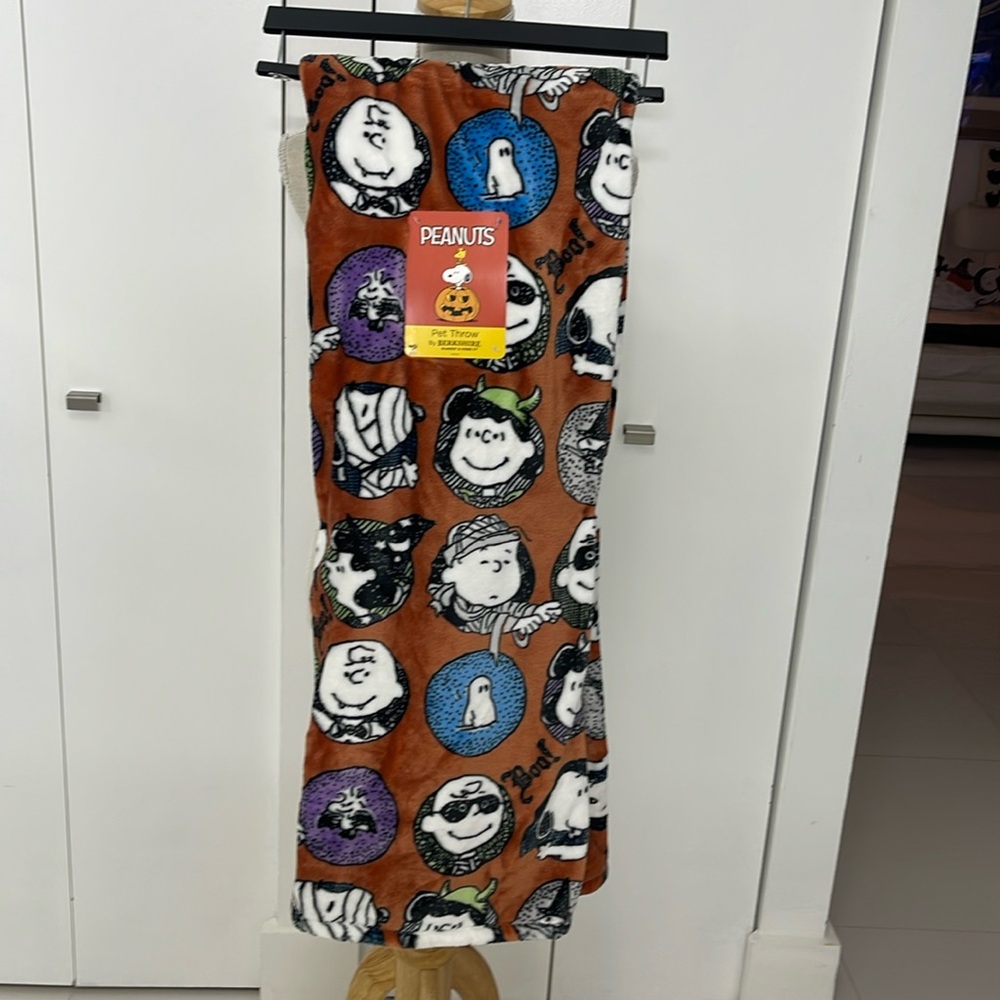 Peanuts Halloween Snoopy Friends Costumes Brown/White/Black Throw Blanket